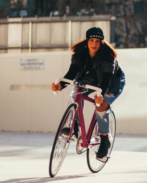 javi-ballestero:@nicoletansella #rideday #citygirls #girlbike #girlsgonefixie #ridegirl #ridelikegir