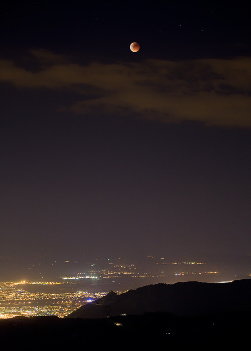 coiour-my-world:Total Lunar eclipse over Valencia, France || vincentfavre