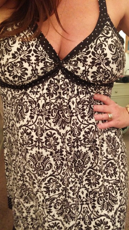 shyhousewife:  Not a thrilling nightie tonight but its very silky and feels nice.
