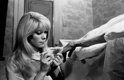 Fotogramas de Repulsion (1965) Roman Polanski LAS PATATAS GERMINADAS Suena el reloj de manera compu