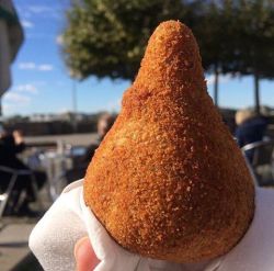 o-que-tem-de-errado-em-ser-assim:  lesbiangirl-s:  sunse-te:  owchefia:  NÃO SEI COMO LIDAR   NOSSA Q DELICIA  EU AMO MUITO COXINHA AAAAA  PQP