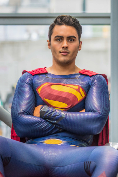 gaysupermanseeker:  Mystery New York Comic Con 2016 Superman is 100% my type and handsome as hell. Oh Dear Lord. Make him my boyfriend. Sigh.  Source: Flickr 