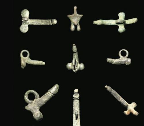 boysnmenart: Ancient Roman Phalli - They were worn as charms on necklaces or hung in doorways as win