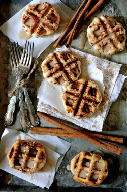 boozybakerr:  Cinnamon Roll Waffles with