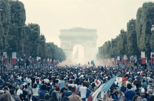 junghwwwa:Paris, les Champs Elysées, tous célèbrent la victoire des Bleus. Dans cette foule en liess