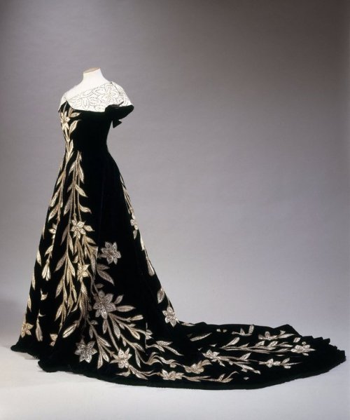 history-of-fashion:ab. 1896 The ‘Lily’ evening gown by House of Worth black silk velvet, white silk 