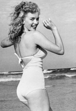 fuckindiva:  Marilyn Monroe by Andre de Dienes,