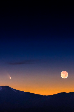 expressions-of-nature:  Comet PanStarrs &amp; Earthshine Moon | Greg Essayan