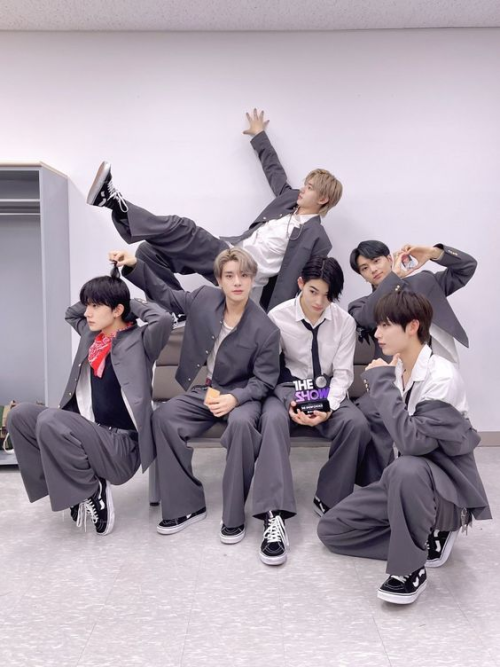 So Many Things Are Happening In This Picture