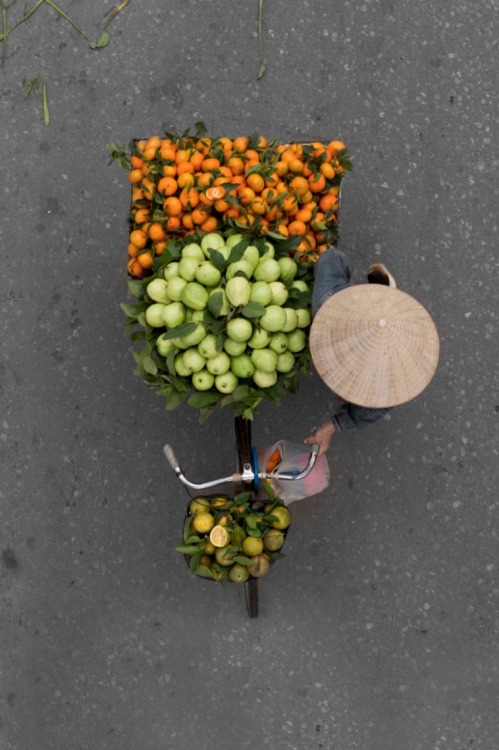 Vendors from above by Loes Heerink