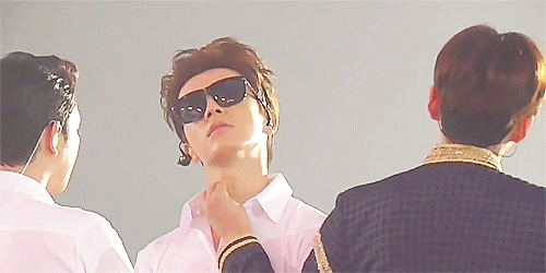 haekey:  ryeowook playing with donghae adam’s apple 