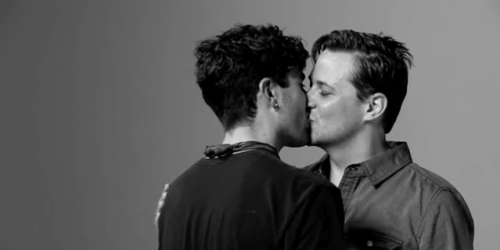 frankhly:  emmiliaelizabeth:  glcde:  cosimakneehaus: filmmaker asks 20 strangers to kiss each other for the first time. holy shite i have goosebumps. (x)  i cried  This is beautiful  wow 