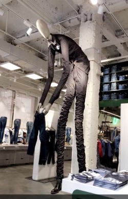 empressxmachina: tiny-taker:  sixpenceee:  “I had a mini heart attack when I saw this. Spotted in NYC today.” posted by reddit user slothhprincess  the G/t in me is like YEHHHHH but the Slender in me is like NAHHHHHHHH   Stylish Slender Man. Holy