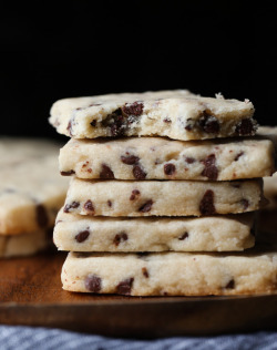 fullcravings:  Chocolate Chip Shortbread