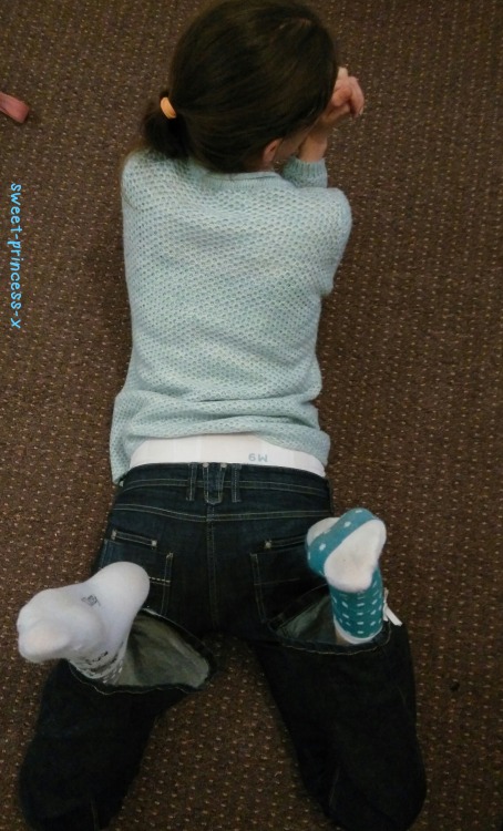 sweet-princess-x:Fresh nappy, and waiting patiently for dinner watching Kerrang :)