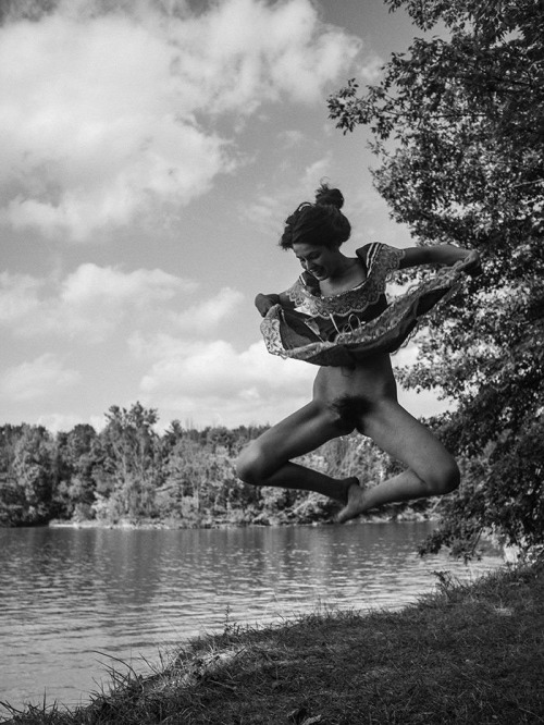 horny-in-montana: lightnessandbeauty:chip willis, kelsey dylan Jumping bush!