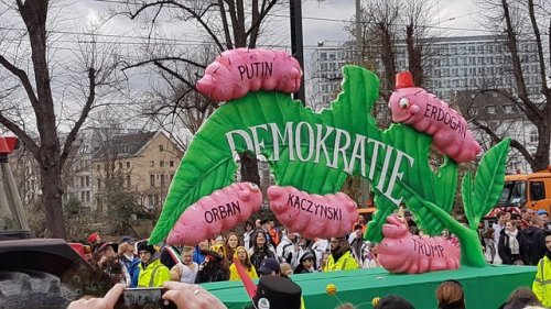 in-love-with-pink-floyd:  Honestly no chill at the german Karneval this year.  Alaaf!!! *throws confetti* 