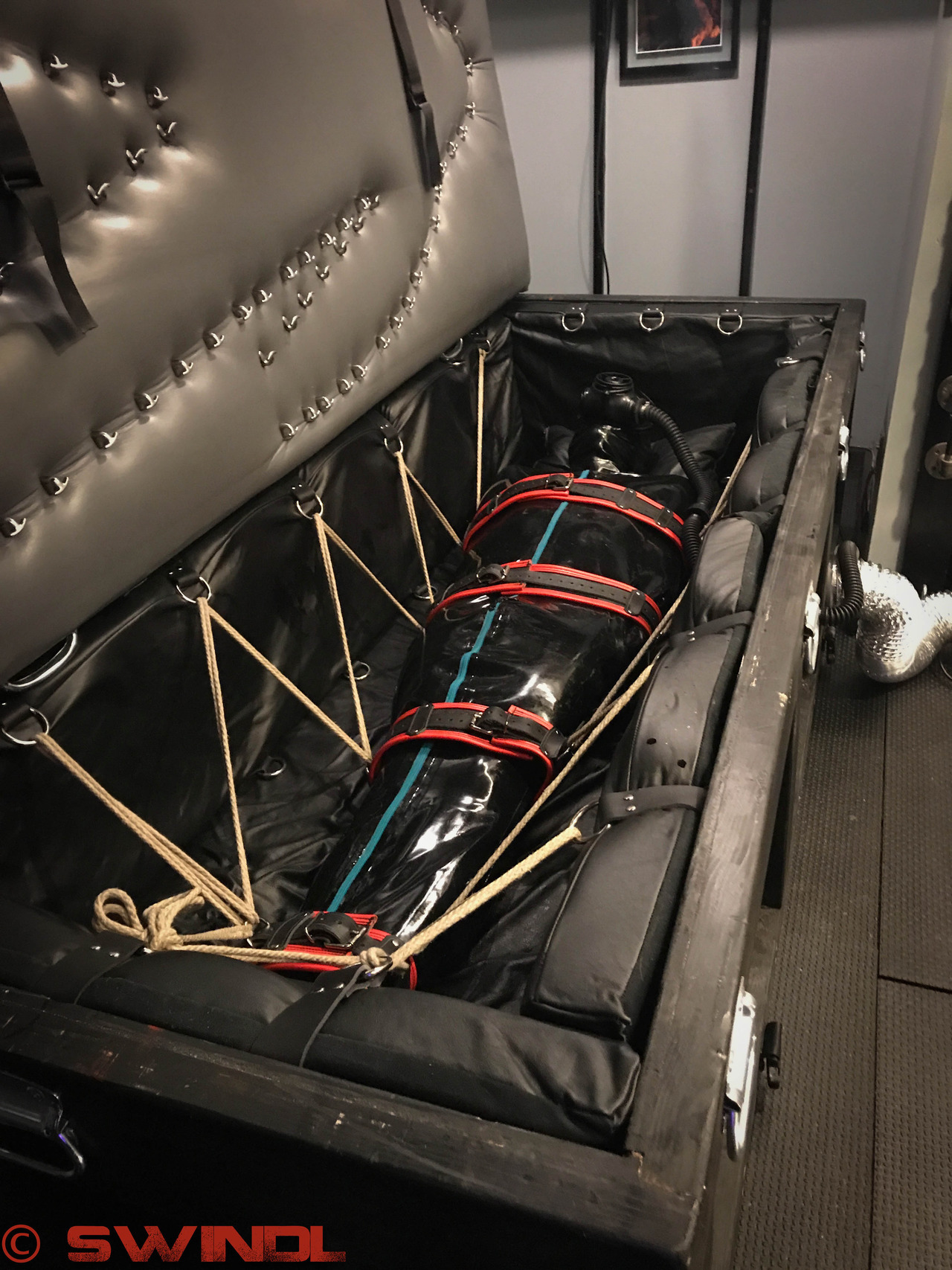 emobcsmslave:  Nice box, awesome bondage