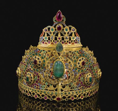 mariahsbaby:Moroccan crown, c. 1800. “This magnificent Moroccan [gold] wedding tiara is made up of t