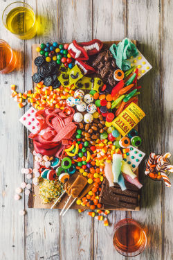 sweetoothgirl:Halloween Candy Charcuterie Platter