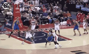 gotemcoach:  SLICK: Steph Curry throws a pass I’ve never seen before. 