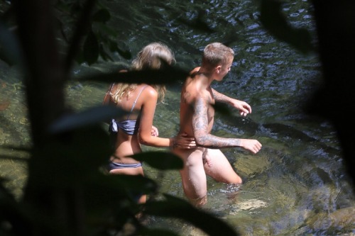 daravichet7777: fuckyoustevepena: More HQ Naked Pics of Justin Bieber in Hawaii Loy