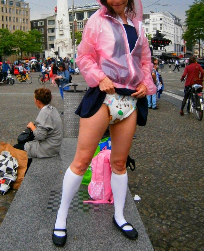   I’m showing off my diaper in busy Amsterdam (5-9 pics)How I love the summer!