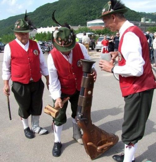 The Roar of the Trombini,Originally trombini (aka pistoni) were serious weapons used in Italian hist