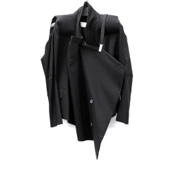 unpeudecreme:  Martin Margiela deconstructed jacket. 