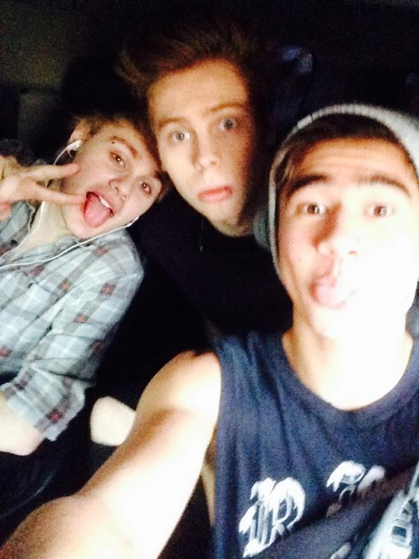 duhmichael:  i introduce to you, 5sos. the band that continuously hits me in the