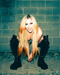 Porn photo some-celebrity-stuffs:Avril Lavigne