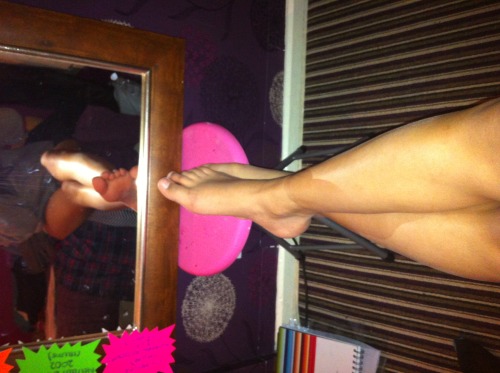 rate-my-feet: thank you soo much for the submissions but please turn your asks on  Girl feet fa
