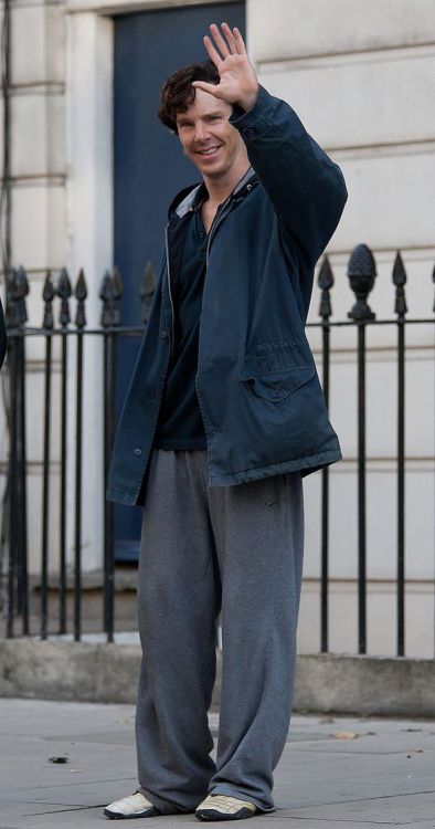 nixxie-fic: Benedict Cumberbatch &amp; Martin Freeman filming Season 3 of Sherlock (x)