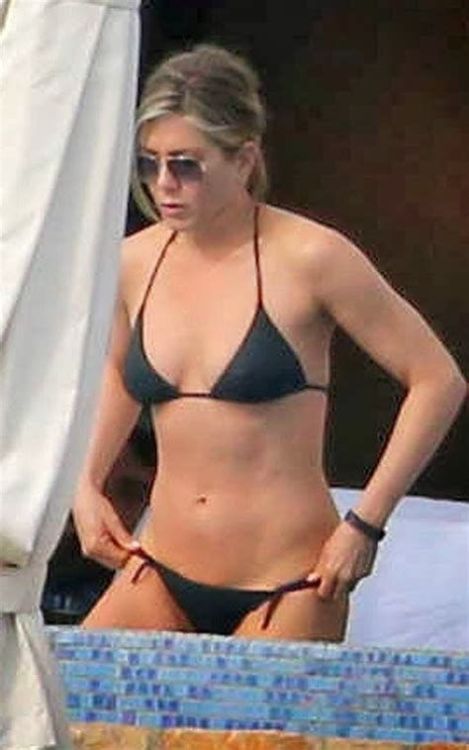  #Jennifer Aniston#bikini#tank top#tanktop#pokies#outdoors