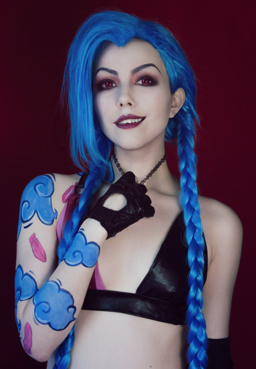 satanplease:I’m obsessed with my Jinx cosplay :D Wig from circusdoll.com ✨use the code “magichelen” 