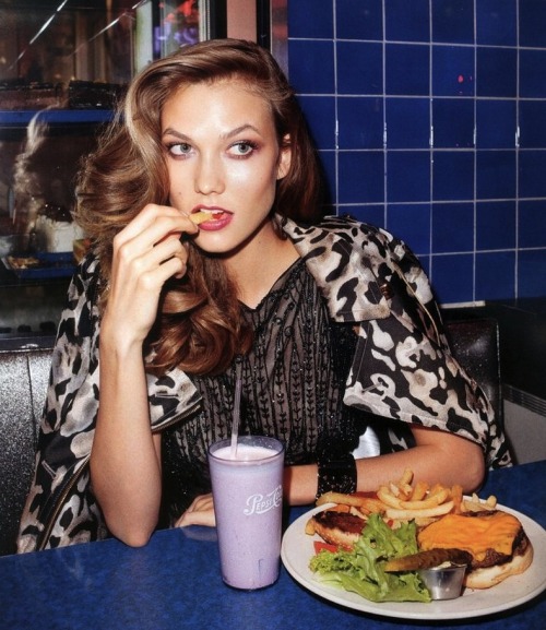 lucyandthisguy:  BEAUTY AND THE EATS — See, supermodels do eat, after all, as proven in this pic of 