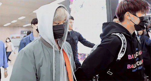 ongdan:2park holding hands at the airport :O