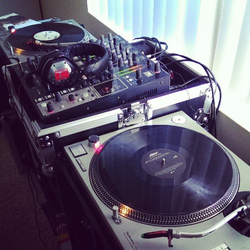 kenjaminho:  the #technics #sl1200 ‘s come out of storage… #deephouse and #chemicalbrothers #vinyl #rekordbox #dj #mixing #oldschool 