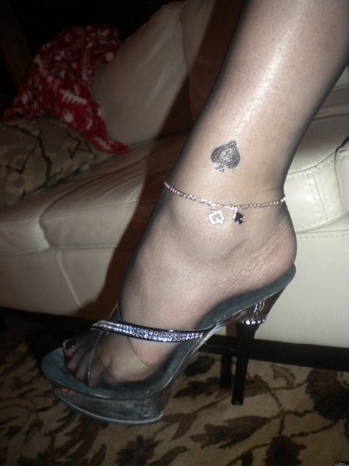 buellrider:  postyourslut:  Ultra Hot Queen of Spades Slut, with QoS tat, and Anklet!   Mmmm what a sexy lady!!! This Cambridge uk male would love to hear from you!  Kik : buellrider2014  Dressed up hot and waiting 