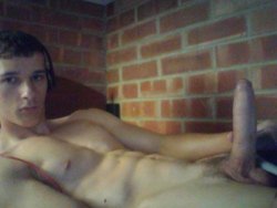 amateur-porn-filmer:  he’s pretty hot 