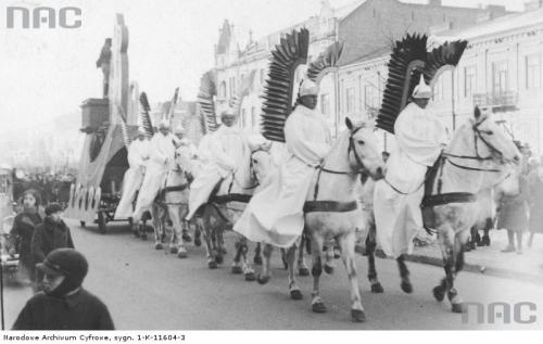 lamus-dworski:Mikołajki - St. Nicholas’ Day in Poland.The Mikołajki custom as known nowadays, focuse