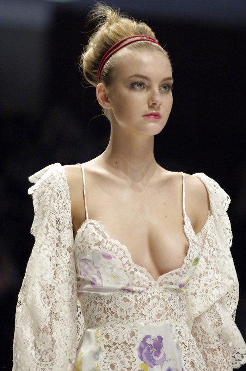 More nip slips and pussy slips pics at http://pussyslip.tumblr.com/