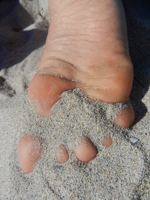 goldpheey:  Playing with warm, soft sand…