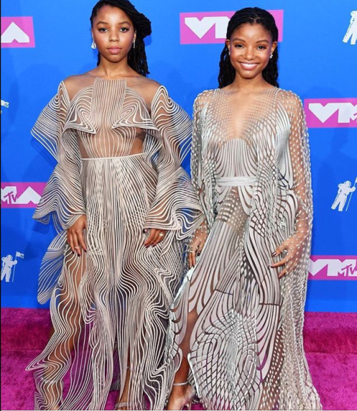 I have to take the time to acknowledge this beautiful collaboration. Talent @chloexhalle Stylist @ze