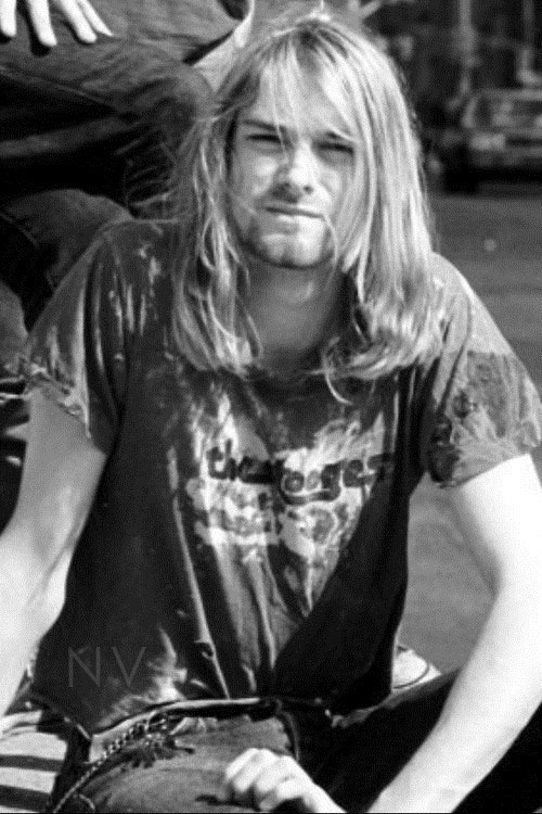 recordgrunge:  Kurt Cobain’s long hair appreciation.