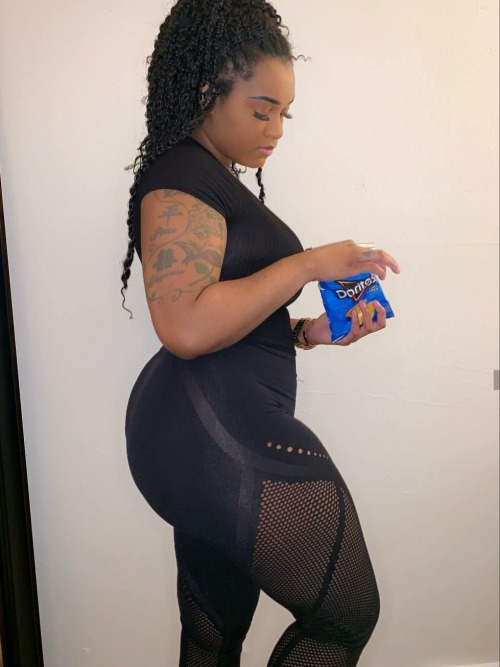 princejazziedad:Scrumptious. DeliciouslySexy. Curvy. BootiDelicious Ma.Ms. Hola.Hermosa ❤️💚💜