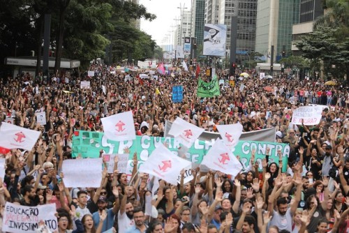 buellerismyfriend:  Millions of brazilian students took the streets all over the country on May 15th #15M to rally against the funding cuts of it’s public educational system, done by Brazil’s far-right government. “Voltamos novamente às ruas,