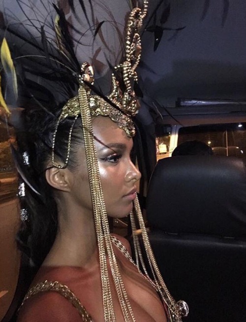 laisribeirodaily:  <b>laisribeiro:</b> Ready for the 2nd night brazilian Carnival Beauty @andrevelosoreal  Styling @alexandreschnabl  #camaroten1 #carnavalnasapucai  #Brasil @camaroten1 @victoroliva @sampaio_carol @alvarogarnero @joymodel