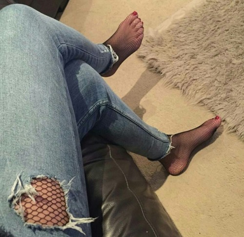 nylonlicked: realy sexy…. fishnets are very seductive