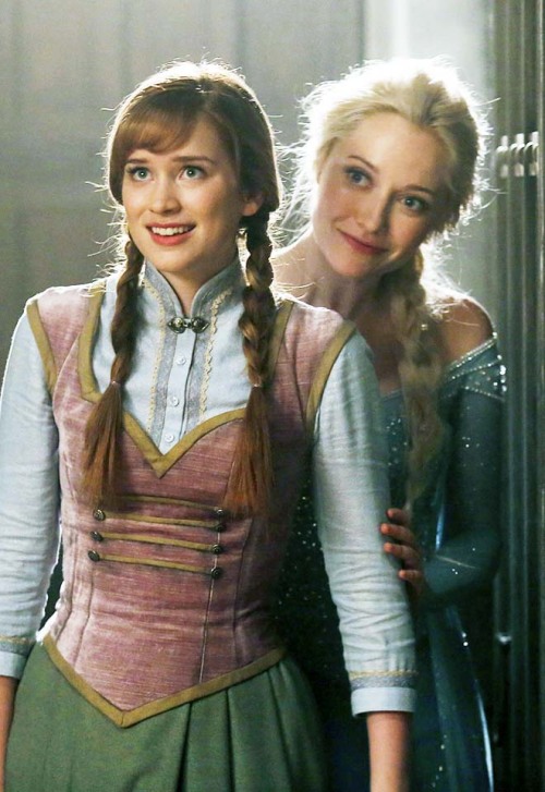 elizabethlaildaily:  Sneak Peek: Once Upon a Time Welcomes Frozen’s Anna and Elsa (x)